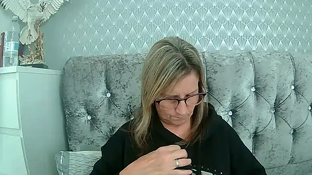 Snapshot of Additive_Mature_Linda chatting on October 6, 2025, 3:13 pm Additive Mature Linda online show from October 6, 2025, 3:13 pm
