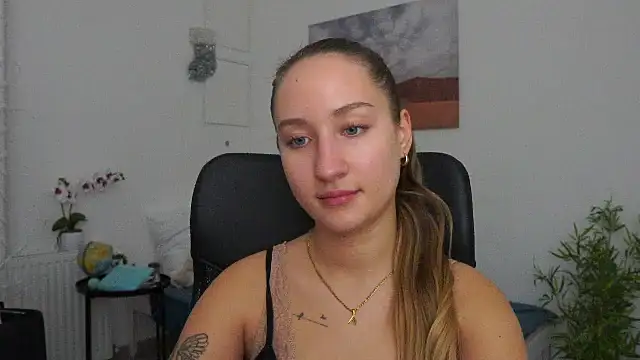 Snapshot of magic___smile chatting on January 3, 2025, 1:57 pm magic smile online show from January 3, 2025, 1:57 pm