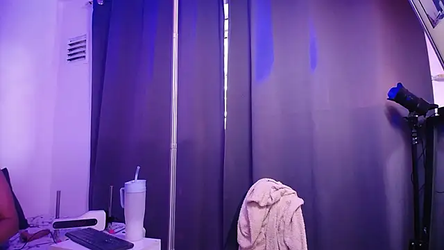 Nicol Love0 online show from February 10, 2026, 12:37 pm