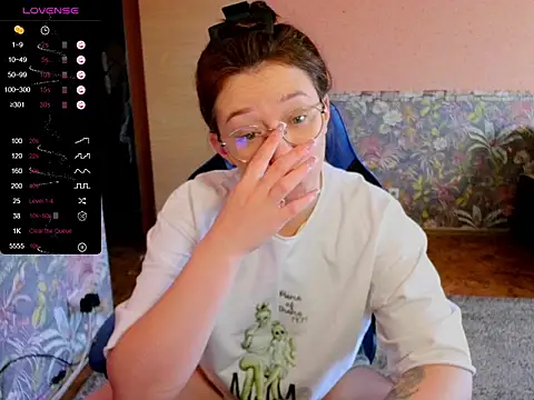 Chloe strip online show from October 14, 2025, 2:56 am