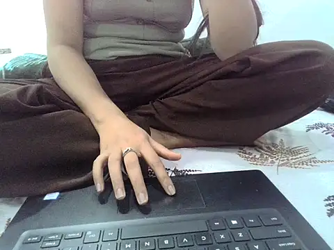 DOLL CUTY online show from November 24, 2025, 4:40 pm