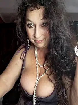 Snapshot of GypsyEsmeralda chatting on October 9, 2025, 12:06 pm GypsyEsmeralda online show from October 9, 2025, 12:06 pm