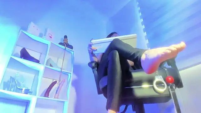 charlotte joliedart online show from November 6, 2025, 12:09 pm