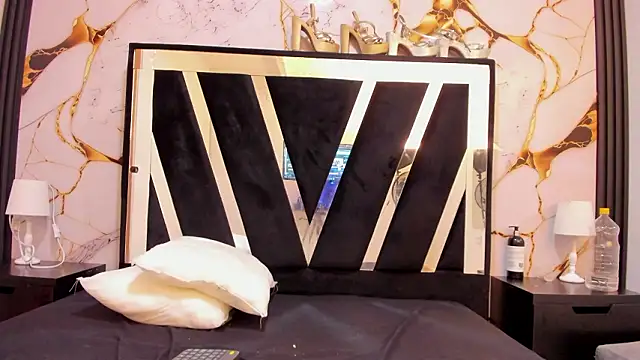 Snapshot of KarinaSimonz chatting on February 10, 2026, 7:24 pm KarinaSimonz online show from February 10, 2026, 7:24 pm