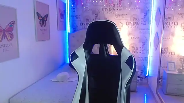 Snapshot of Ivyy_Crystal chatting on March 10, 2025, 9:18 pm Ivyy Crystal online show from March 10, 2025, 9:18 pm