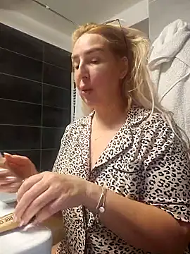 Snapshot of MariaRichi_ chatting on March 23, 2025, 7:42 am MariaRichi online show from March 23, 2025, 7:42 am