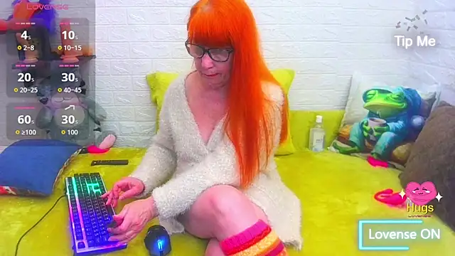 Snapshot of RedHousewife chatting on April 20, 2026, 4:52 pm RedHousewife online show from April 20, 2026, 4:52 pm
