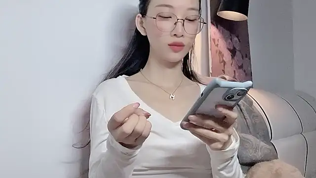 Snapshot of Lili-2 chatting on May 23, 2026, 4:28 pm Lili-2 online show from May 23, 2026, 4:28 pm