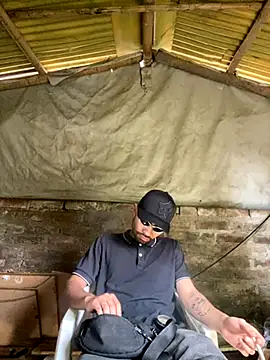 Jestebanano online show from November 7, 2025, 9:30 pm