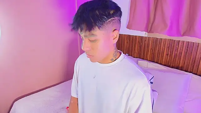 kiing azahell online show from March 9, 2026, 9:40 pm