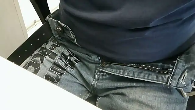 XiaoGuoGuo284512 online show from April 29, 2026, 2:27 am