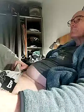 Snapshot of bogland33 chatting on February 15, 2026, 8:08 pm bogland33 online show from February 15, 2026, 8:08 pm