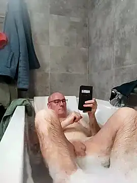 Snapshot of bogland33 chatting on February 14, 2026, 5:02 pm bogland33 online show from February 14, 2026, 5:02 pm