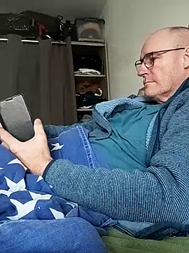 Snapshot of bogland33 chatting on February 7, 2026, 12:46 pm bogland33 online show from February 7, 2026, 12:46 pm