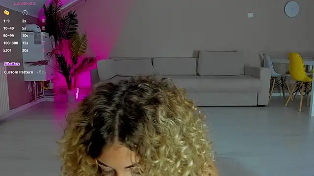 CurlyAnt0 online show from November 6, 2025, 7:56 am