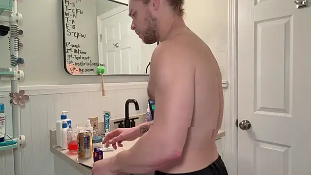 Snapshot of DaddydayDrinkzz chatting on December 31, 2024, 4:57 pm DaddydayDrinkzz online show from December 31, 2024, 4:57 pm