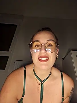 lindsay 33off online show from November 11, 2025, 9:09 pm