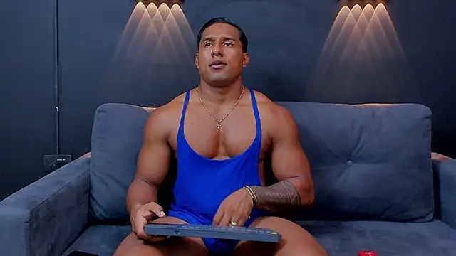 Snapshot of CallumMuscle chatting on January 21, 2025, 1:18 am CallumMuscle online show from January 21, 2025, 1:18 am