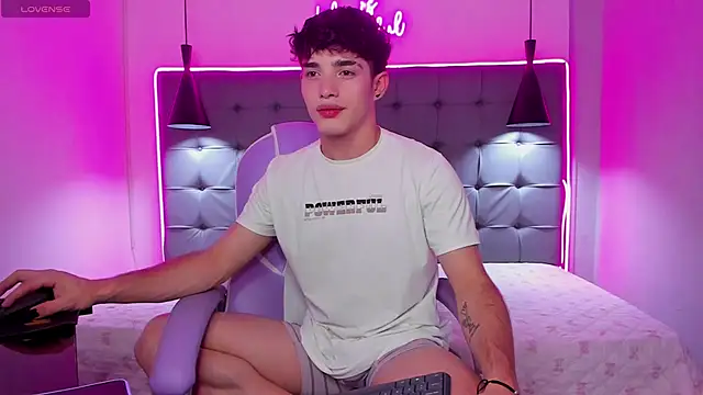 AlejooTwink online show from December 15, 2025, 9:42 pm