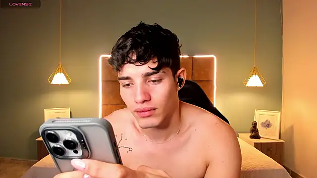 Snapshot of AlejooTwink chatting on February 27, 2026, 8:14 am AlejooTwink online show from February 27, 2026, 8:14 am