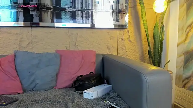 Layla 707 online show from November 5, 2025, 2:42 pm