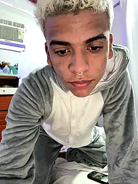 Snapshot of Leo_bunny_hot chatting on October 15, 2025, 6:27 pm Leo bunny hot online show from October 15, 2025, 6:27 pm
