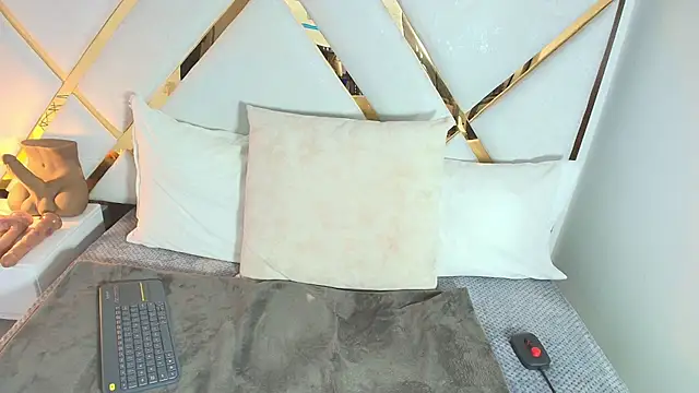 Slut Milf  online show from November 1, 2025, 4:23 pm