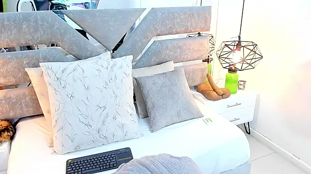 Slut Milf  online show from July 17, 2026, 6:05 pm