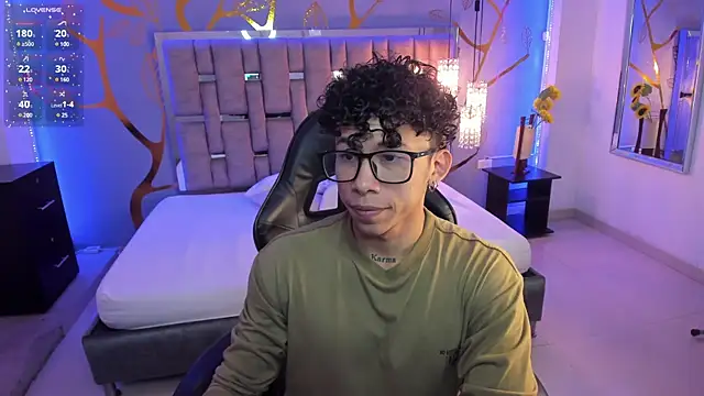Snapshot of AkazaBoy_ chatting on February 28, 2025, 5:04 am AkazaBoy online show from February 28, 2025, 5:04 am