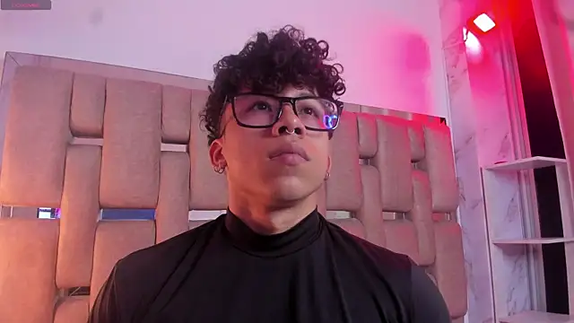 AkazaBoy  online show from November 4, 2025, 5:44 am