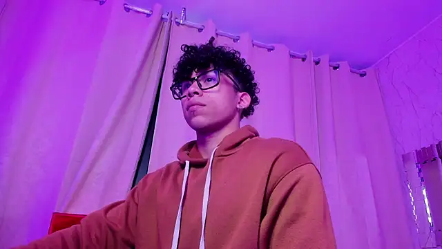 AkazaBoy  online show from December 18, 2025, 4:39 am