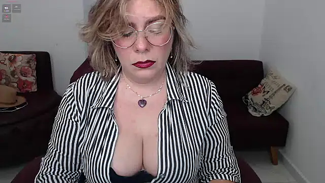 Snapshot of Serenay_ chatting on February 6, 2025, 10:32 pm Serenay online show from February 6, 2025, 10:32 pm
