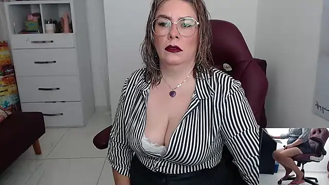 Snapshot of Serenay_ chatting on January 2, 2025, 8:57 pm Serenay online show from January 2, 2025, 8:57 pm
