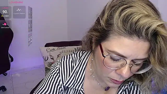 Snapshot of Serenay_ chatting on February 12, 2025, 12:58 am Serenay online show from February 12, 2025, 12:58 am