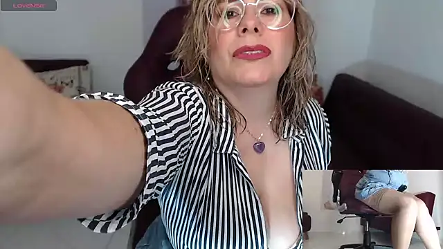 Snapshot of Serenay_ chatting on January 8, 2025, 10:37 pm Serenay online show from January 8, 2025, 10:37 pm