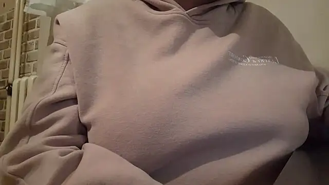 AalinnaK online show from February 24, 2025, 8:47 pm