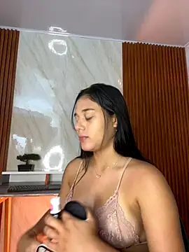 floriamANDjazmin online show from October 28, 2025, 7:13 pm