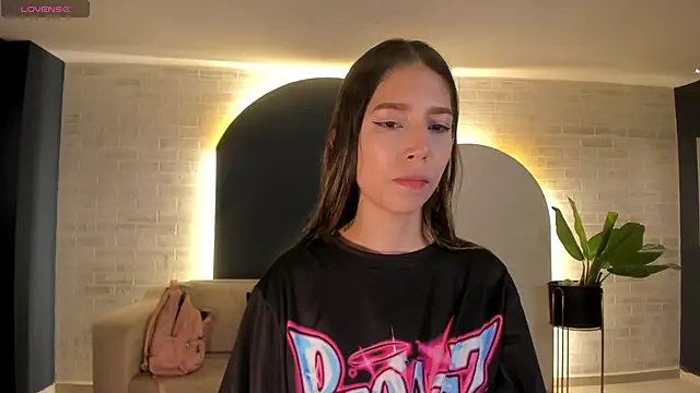 Snapshot of TaraLawrence chatting on February 7, 2026, 4:20 am TaraLawrence online show from February 7, 2026, 4:20 am