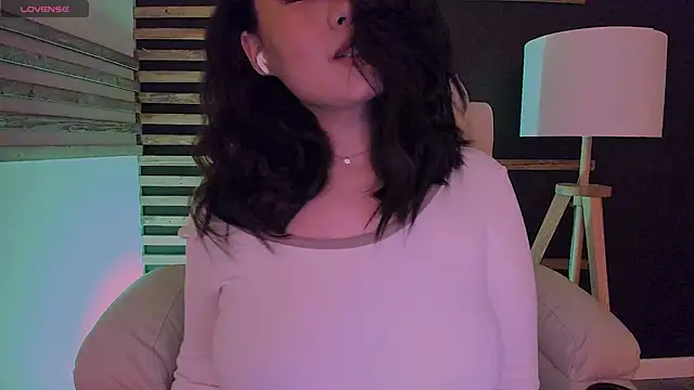 kimmy chi  online show from February 5, 2025, 6:15 pm