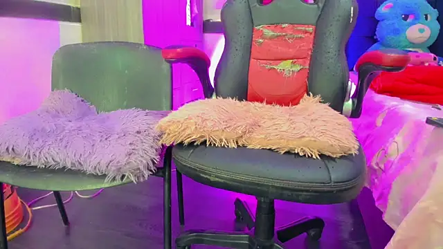 Hellen moons   online show from April 7, 2026, 7:04 pm