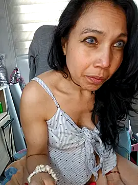 KimPielCanela online show from October 25, 2025, 5:02 pm