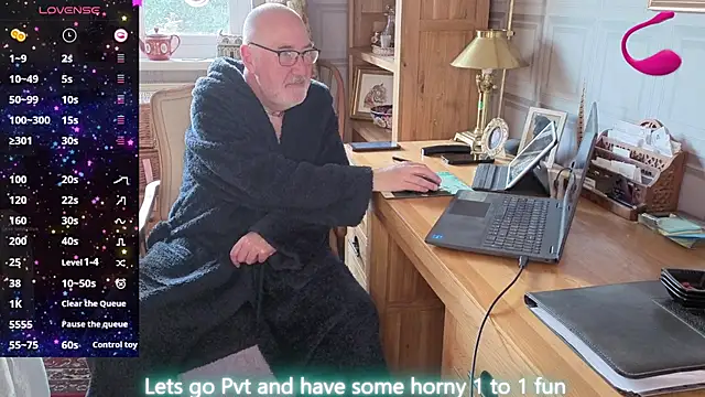 Snapshot of Adamdaddybear chatting on April 8, 2026, 7:10 am Adamdaddybear online show from April 8, 2026, 7:10 am