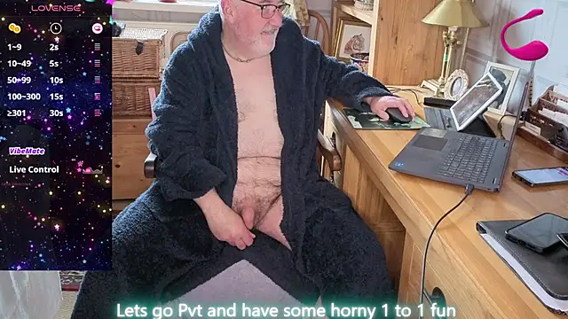 Snapshot of Adamdaddybear chatting on April 11, 2026, 7:45 am Adamdaddybear online show from April 11, 2026, 7:45 am