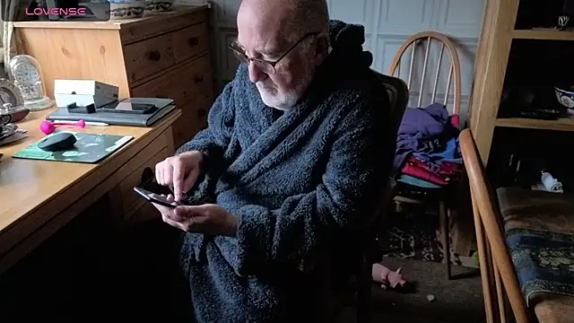 Adamdaddybear online show from October 3, 2025, 7:54 am