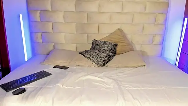 Latrellx7 online show from February 5, 2026, 12:06 am