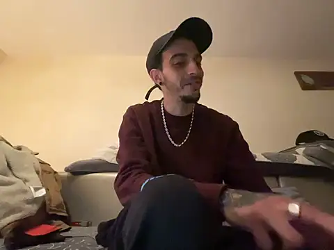 Snapshot of Rebeu313 chatting on February 9, 2026, 8:18 pm Rebeu313 online show from February 9, 2026, 8:18 pm