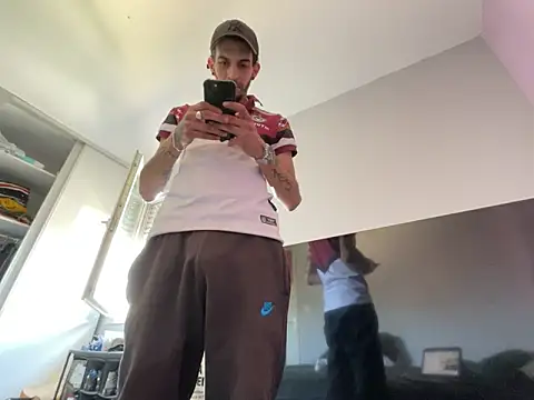 Snapshot of Rebeu313 chatting on February 26, 2026, 1:55 pm Rebeu313 online show from February 26, 2026, 1:55 pm