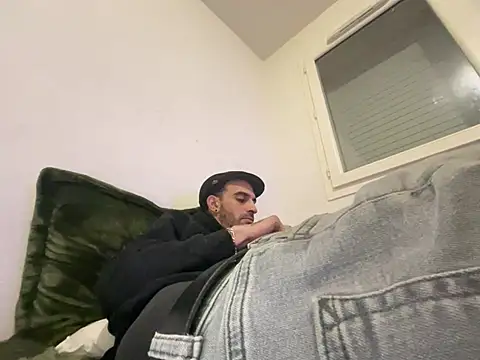 Snapshot of Rebeu313 chatting on January 16, 2026, 1:31 am Rebeu313 online show from January 16, 2026, 1:31 am