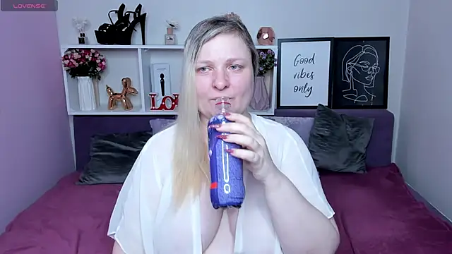 AnnaXCherri online show from November 18, 2025, 2:59 am