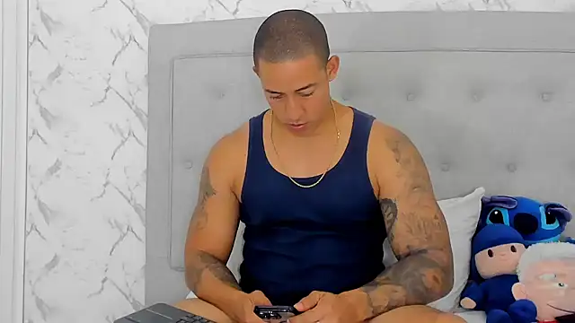 luigiferrara online show from November 16, 2025, 8:24 pm